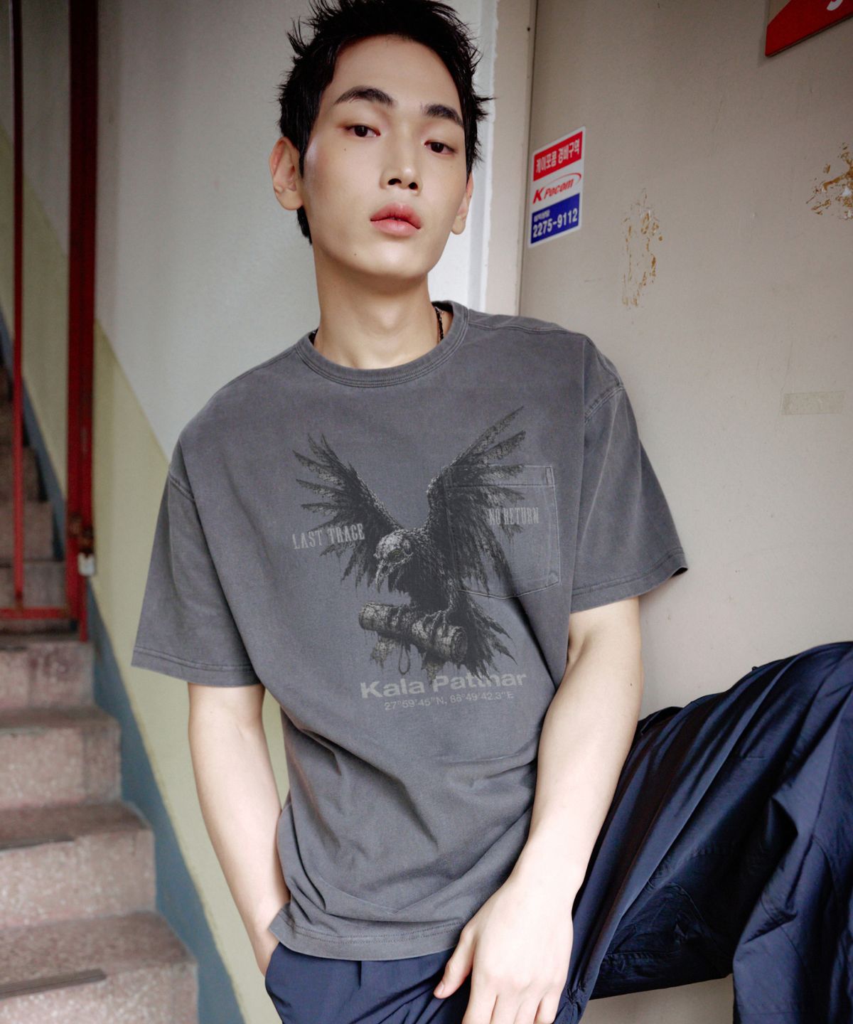 칼라파타르(KALAPATTHAR) PIGMENT GHOST CROW GRAPHIC SHORT SLEEVE T-SHIRT CHARCOAL