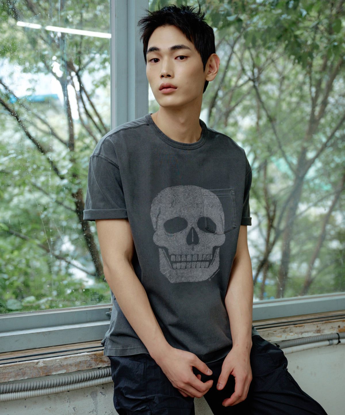 칼라파타르(KALAPATTHAR) PIGMENT X-RAY SKULL GRAPHIC SHORT SLEEVE T-SHIRT CHARCOAL