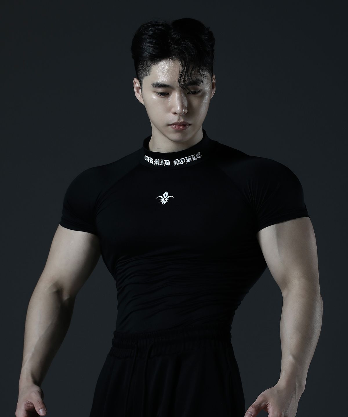 카미드(CARMID) 컴프레션 모크넥 레터링 반팔 [블랙]