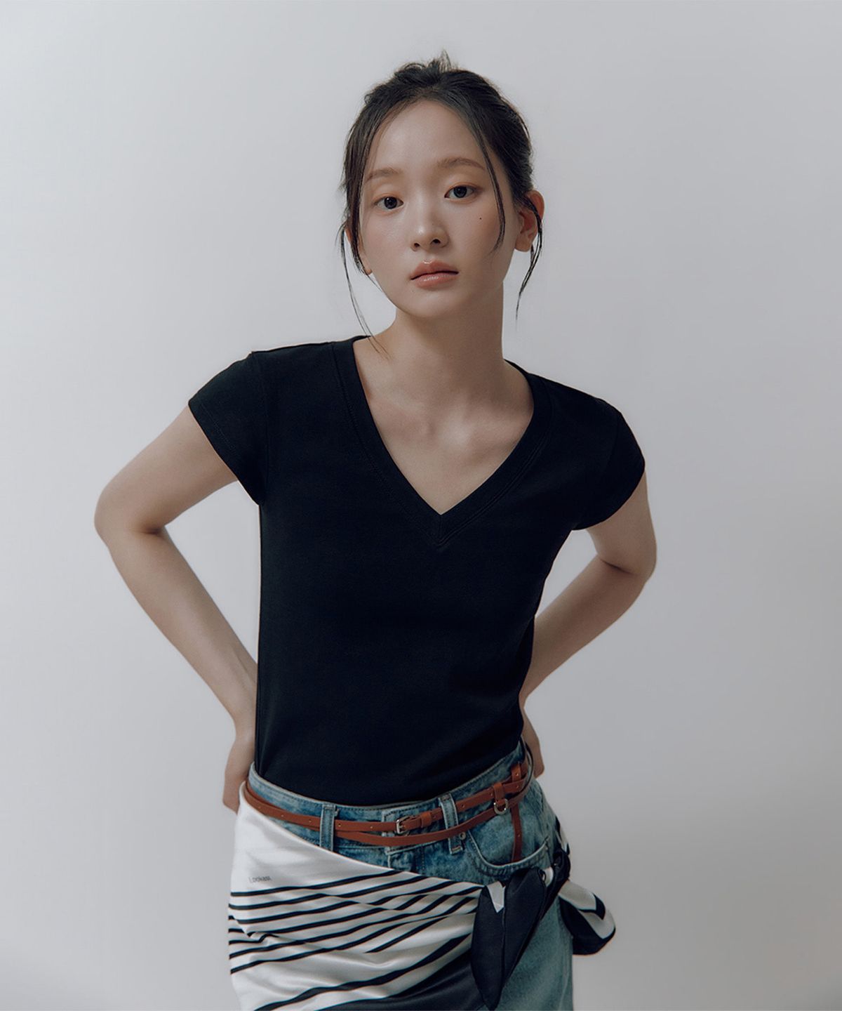 룩캐스트(LOOKAST) 드니즈 브이넥 슬림 티셔츠 / DENISE V NECK SLIM T-SHIRT_4colors