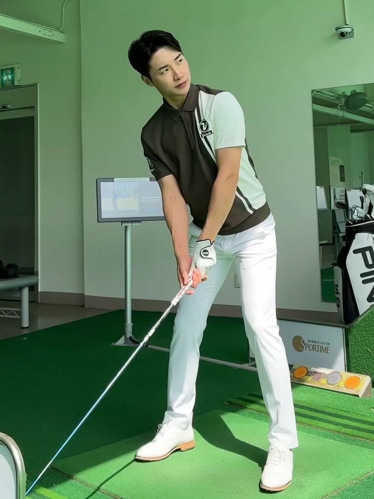 볼빅 골프웨어(VOLVIK GOLFWEAR) 남성 골프 에센셜 레귤러핏 팬츠 VMPTP291_OW