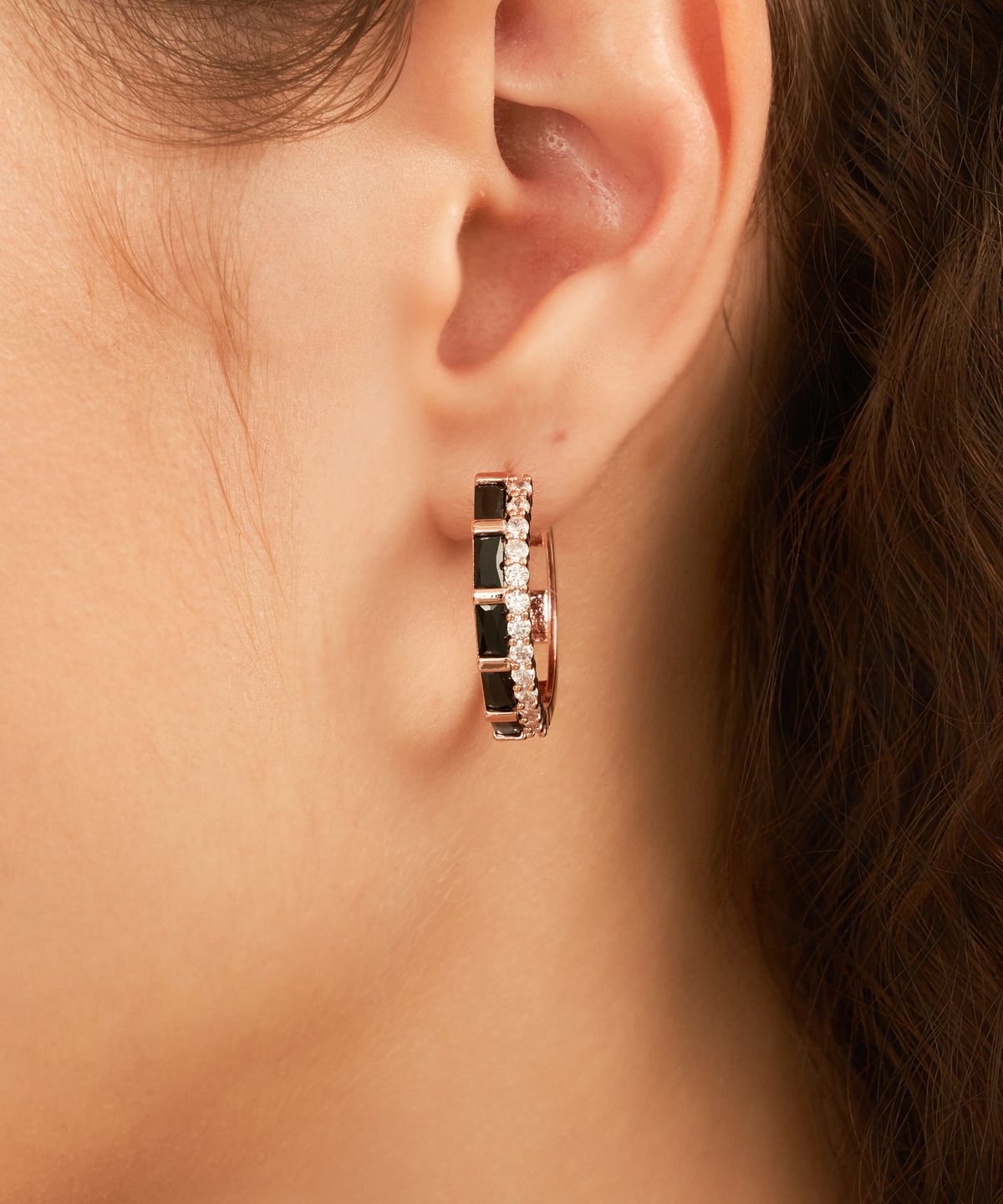 엘르주얼리(ELLEJEWELRY) 14K GF 블랙 화이트 볼드 원터치 링 귀걸이 ELGPEE592