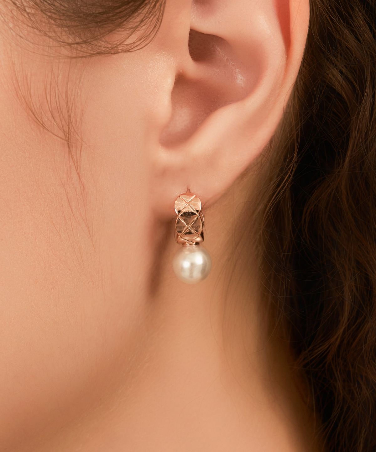 엘르주얼리(ELLEJEWELRY) 14K GF 코코 퀼팅 원터치 진주 귀걸이 ELGPEE588