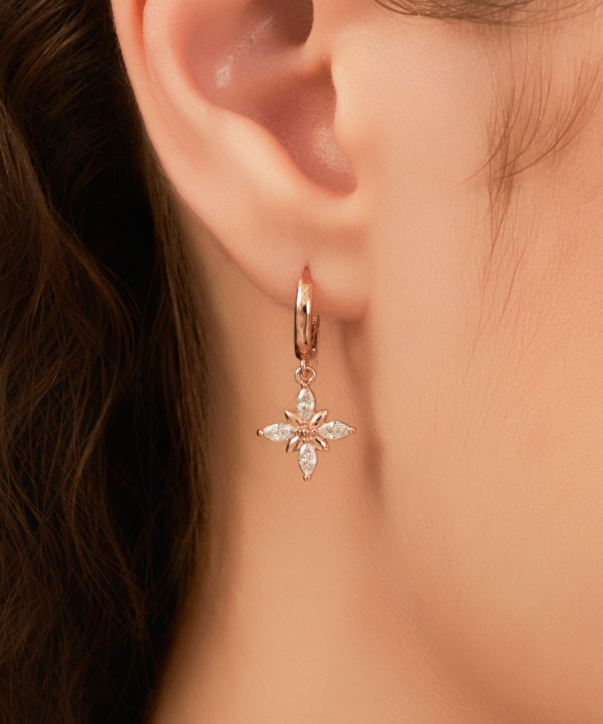 엘르주얼리(ELLEJEWELRY) 14K GF 마퀴즈 플라워 원터치 귀걸이 ELGPEE584