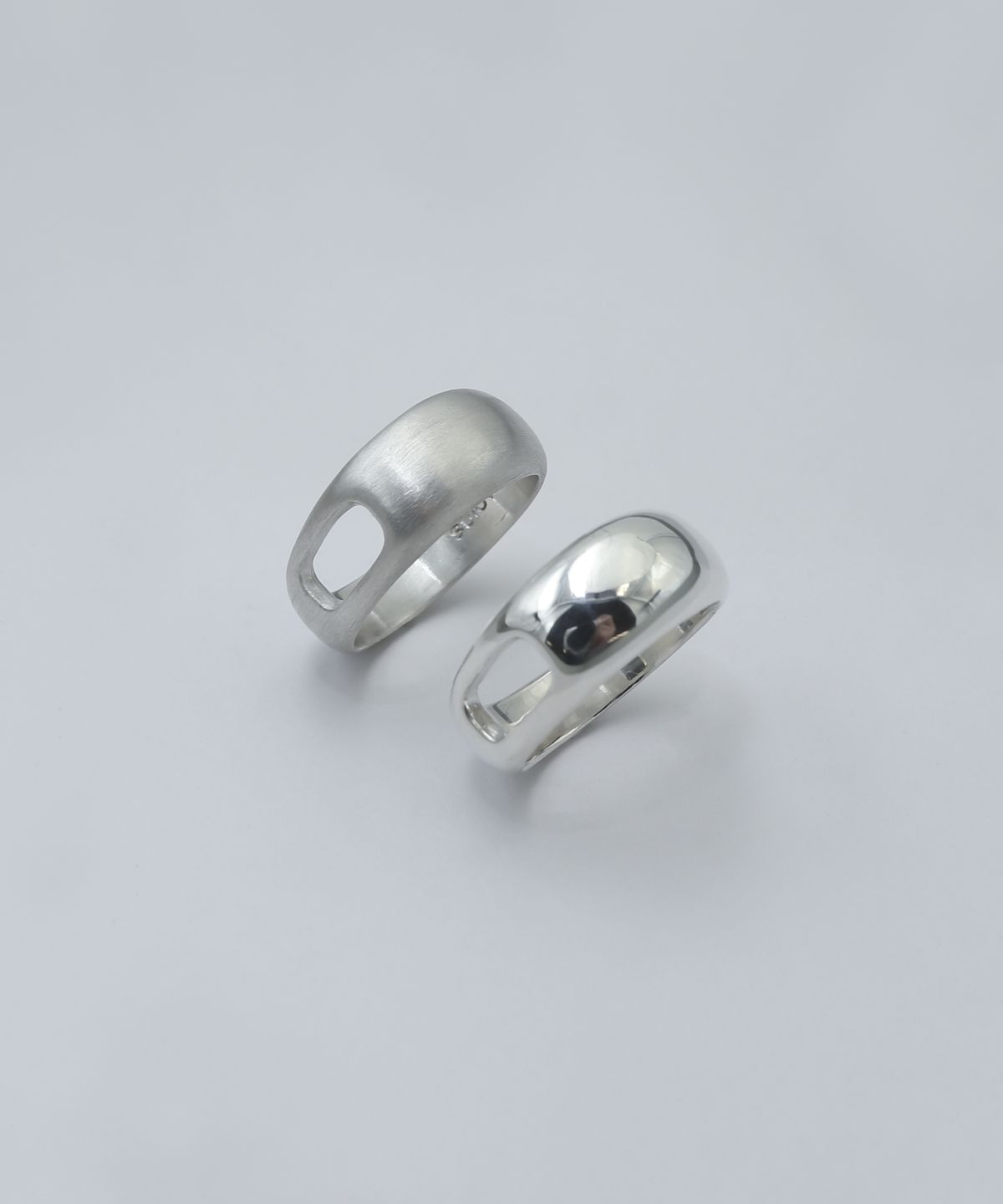 수이오브(SUIOVE) CURVE HOLE RING