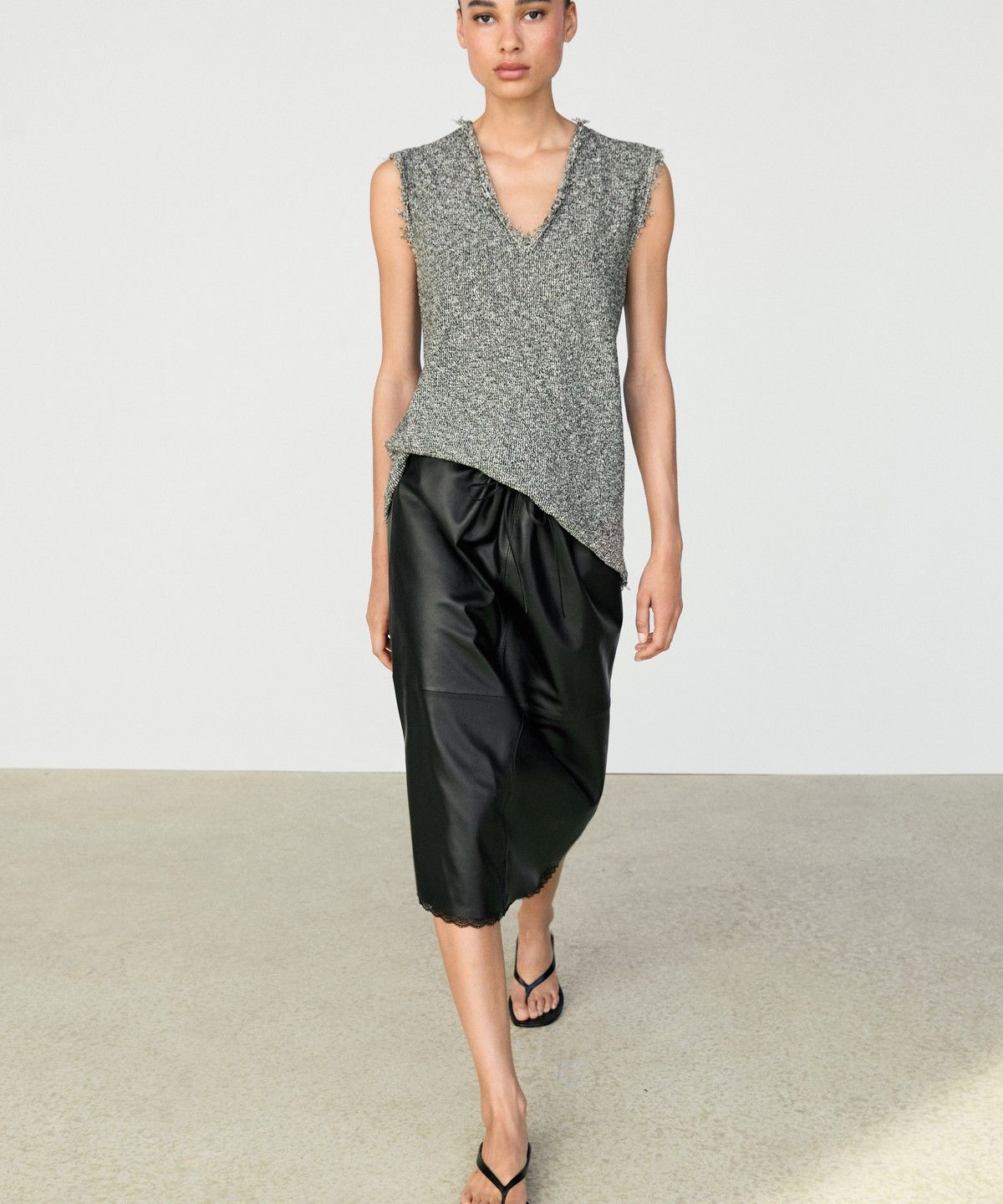 마시모두띠(MASSIMO DUTTI) 슬러브 디테일 브이넥 탑