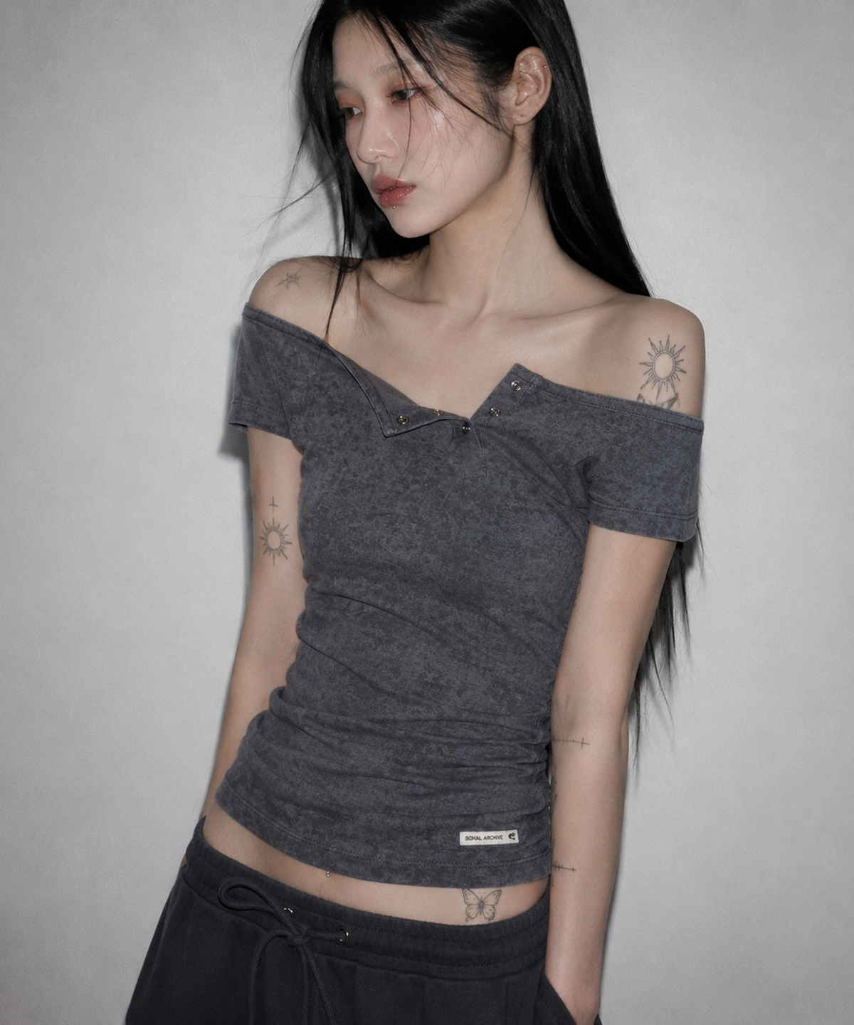 소흘(SOHUL) Mist Off-Shoulder Snap T (차콜)