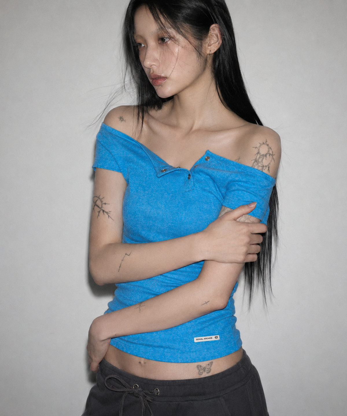소흘(SOHUL) Mist Off-Shoulder Snap T (아쿠아민트)