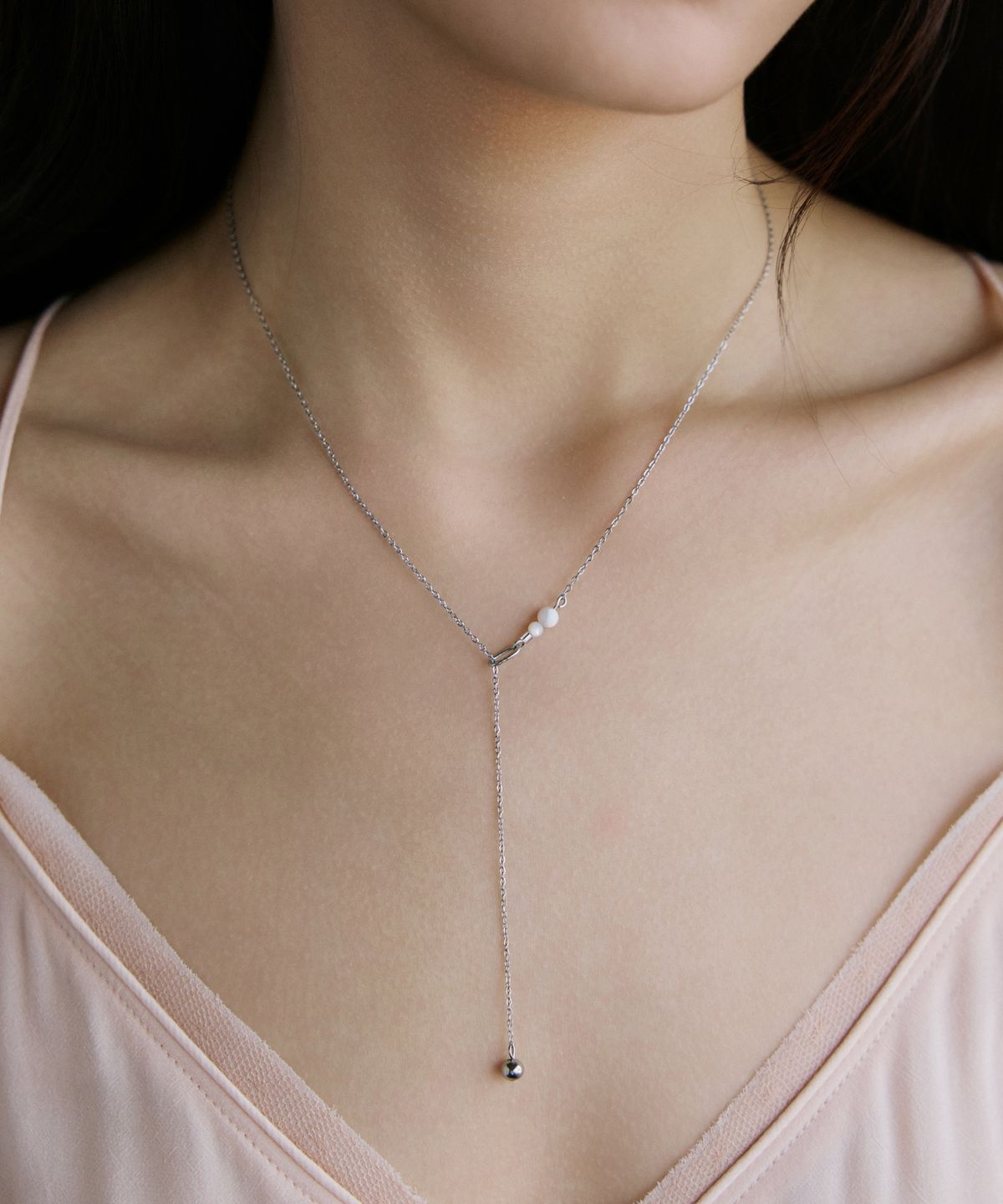 메리모티브(MERRYMOTIVE) Mother of pearl with drop ball necklace