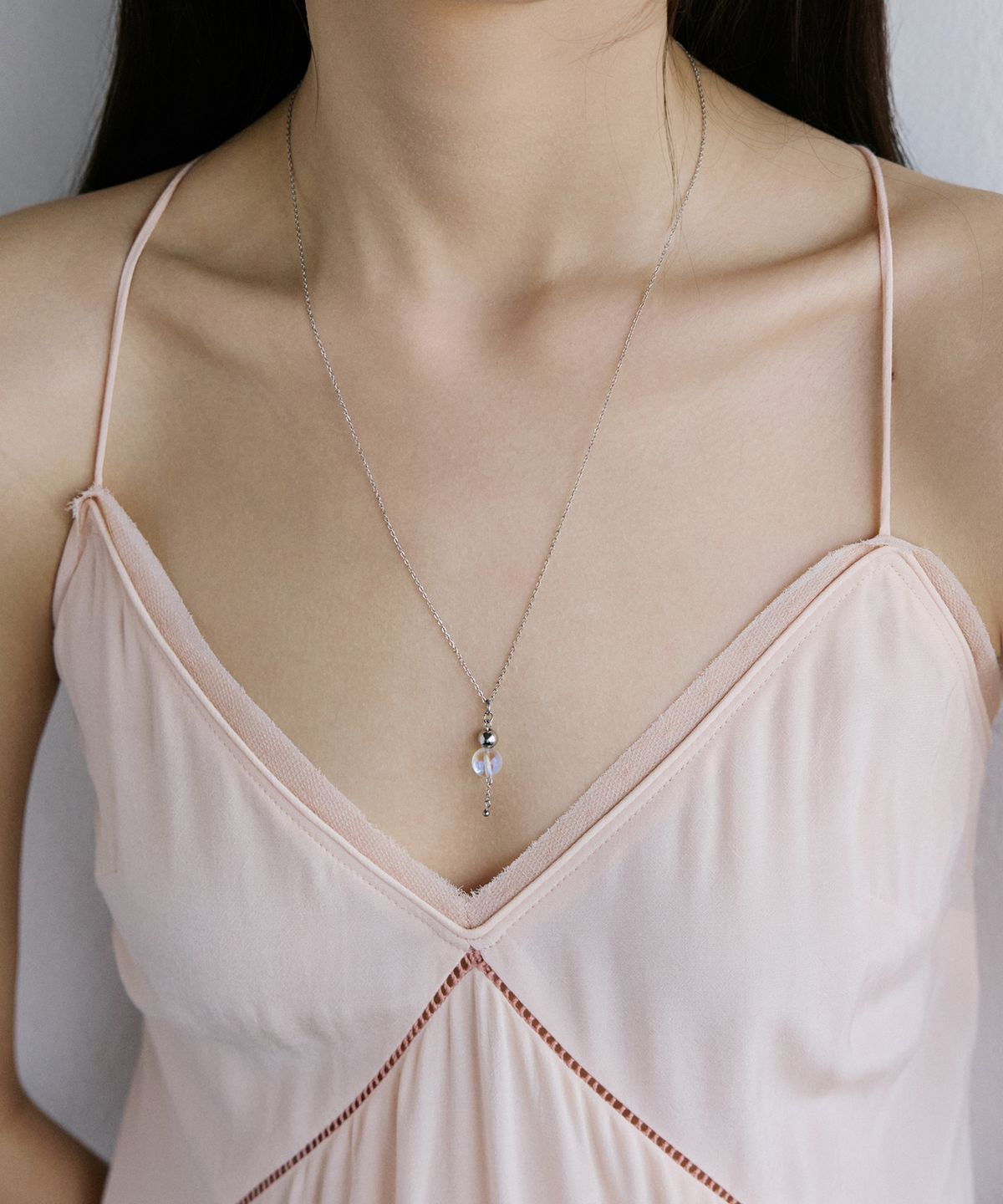 메리모티브(MERRYMOTIVE) Clear moonstone with drop chain necklace