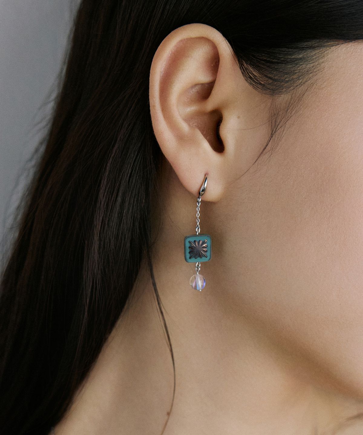 메리모티브(MERRYMOTIVE) Mint carved glass drop earring