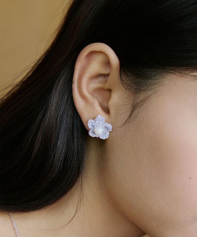 Shining silver bloom knit earring