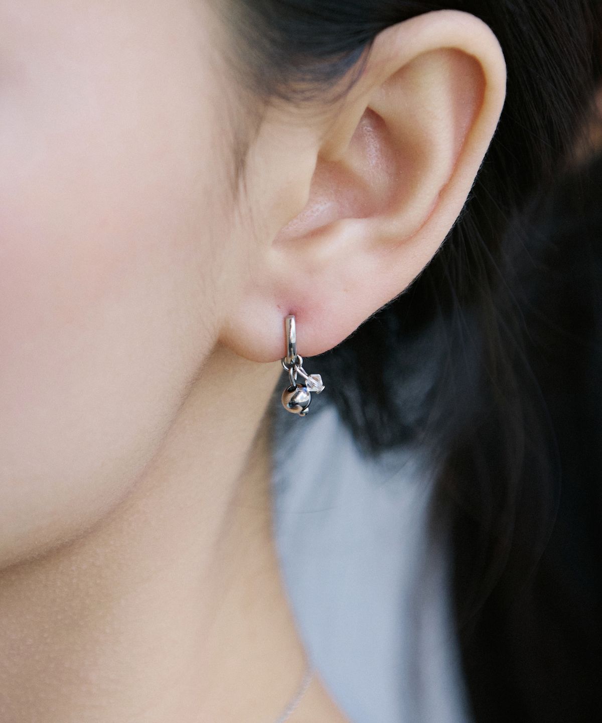 메리모티브(MERRYMOTIVE) Ball and crystal hoop earring