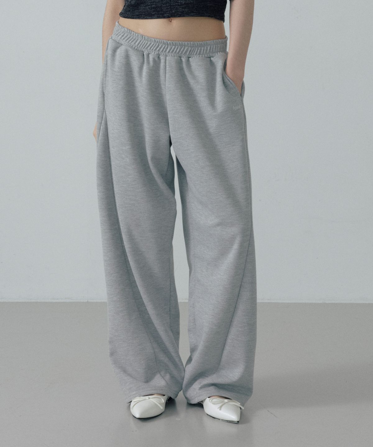 아페이즈(APAISE) Semi-Curved Cut-Detail Logo Pants(Melange Gray)