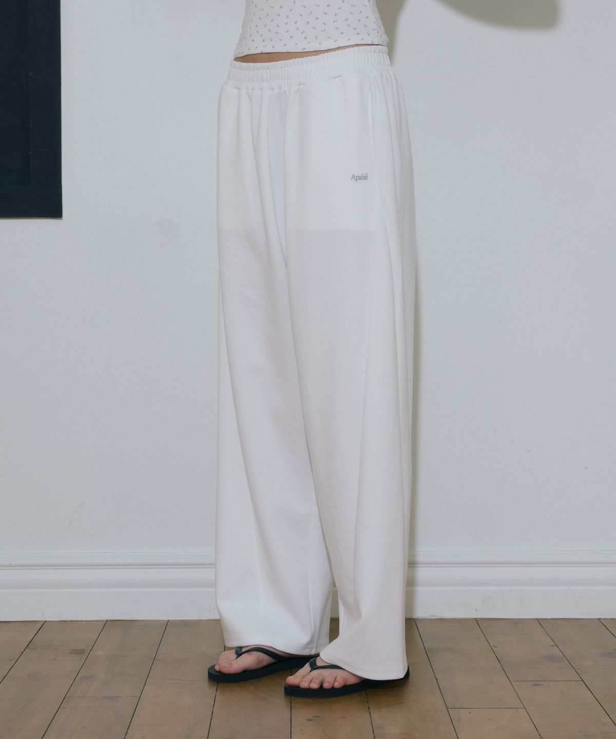 아페이즈(APAISE) Semi-Curved Cut-Detail Logo Pants(White)