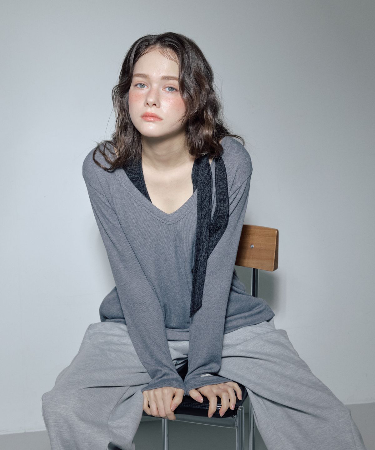 아페이즈(APAISE) Soft Deep V-Neck Long-Sleeve Tee(Charcoal Gray)