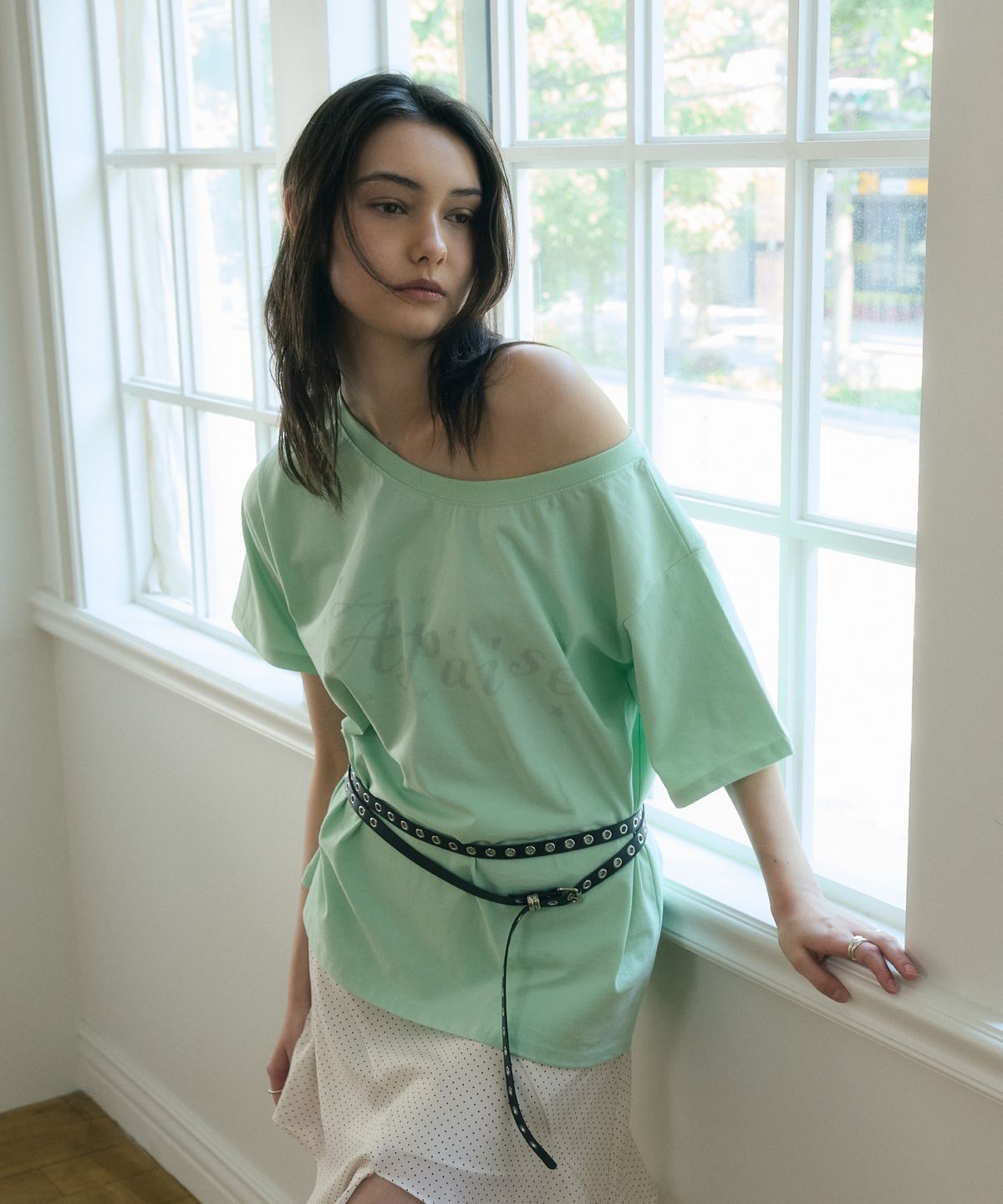 아페이즈(APAISE) Loose Fit One-Shoulder Graphic T-Shirt(Mint)