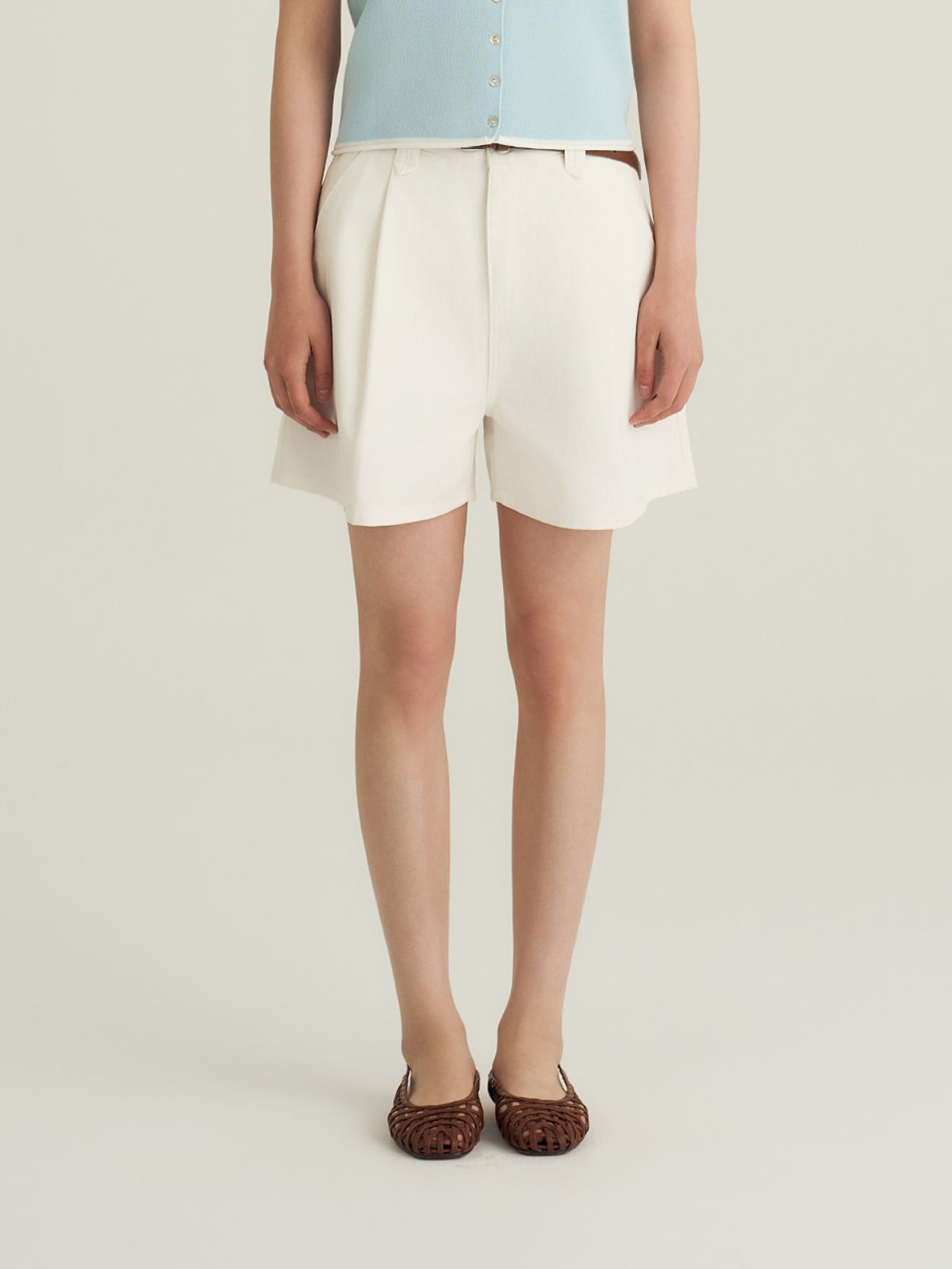 비올셋(BE ALL SET) One-Tuck Denim 5-Bermuda Pants_White