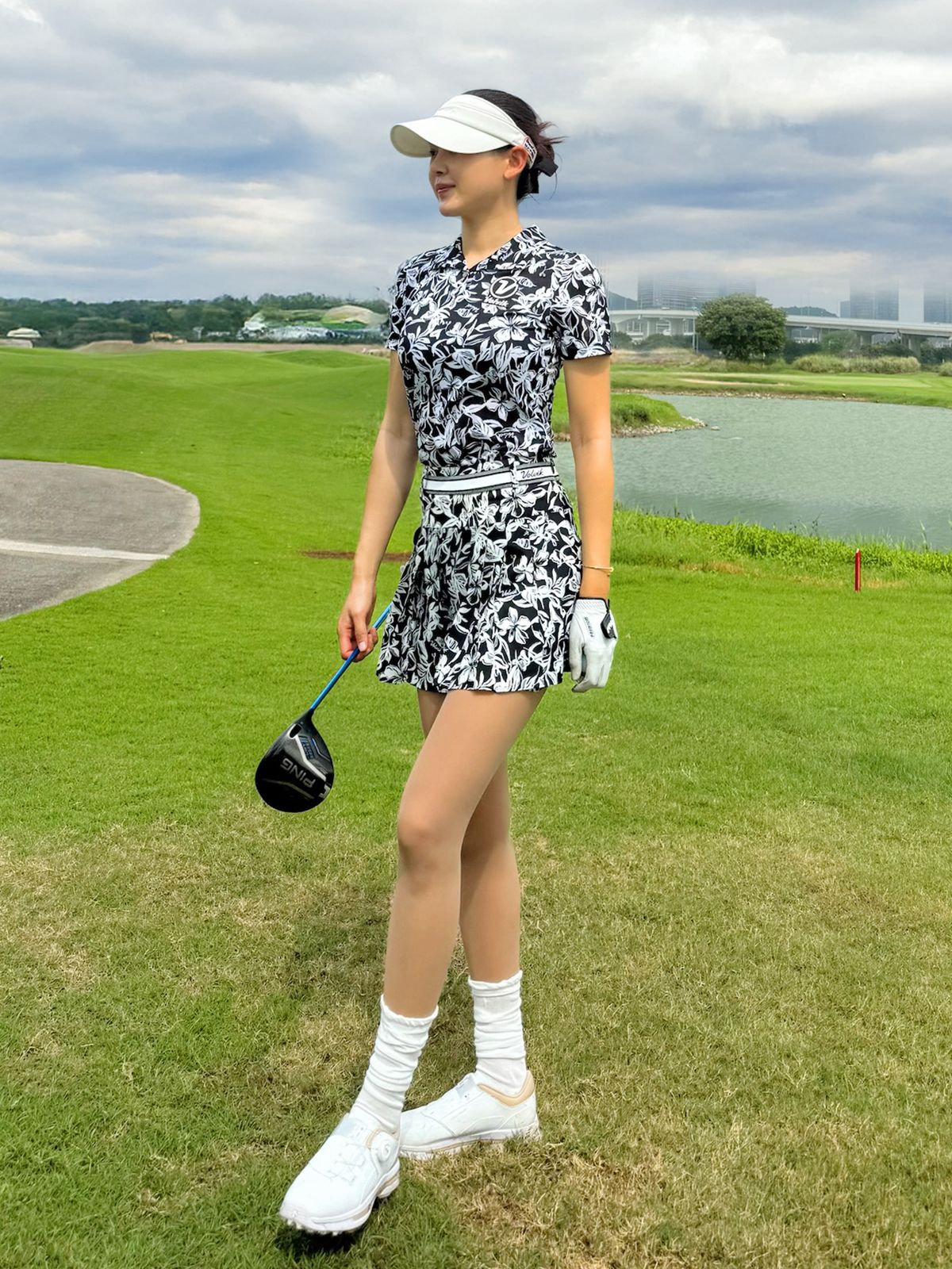 볼빅 골프웨어(VOLVIK GOLFWEAR) 여성 골프 플라워 프린트 반팔 티셔츠(SETUP) VLTSP309_BK