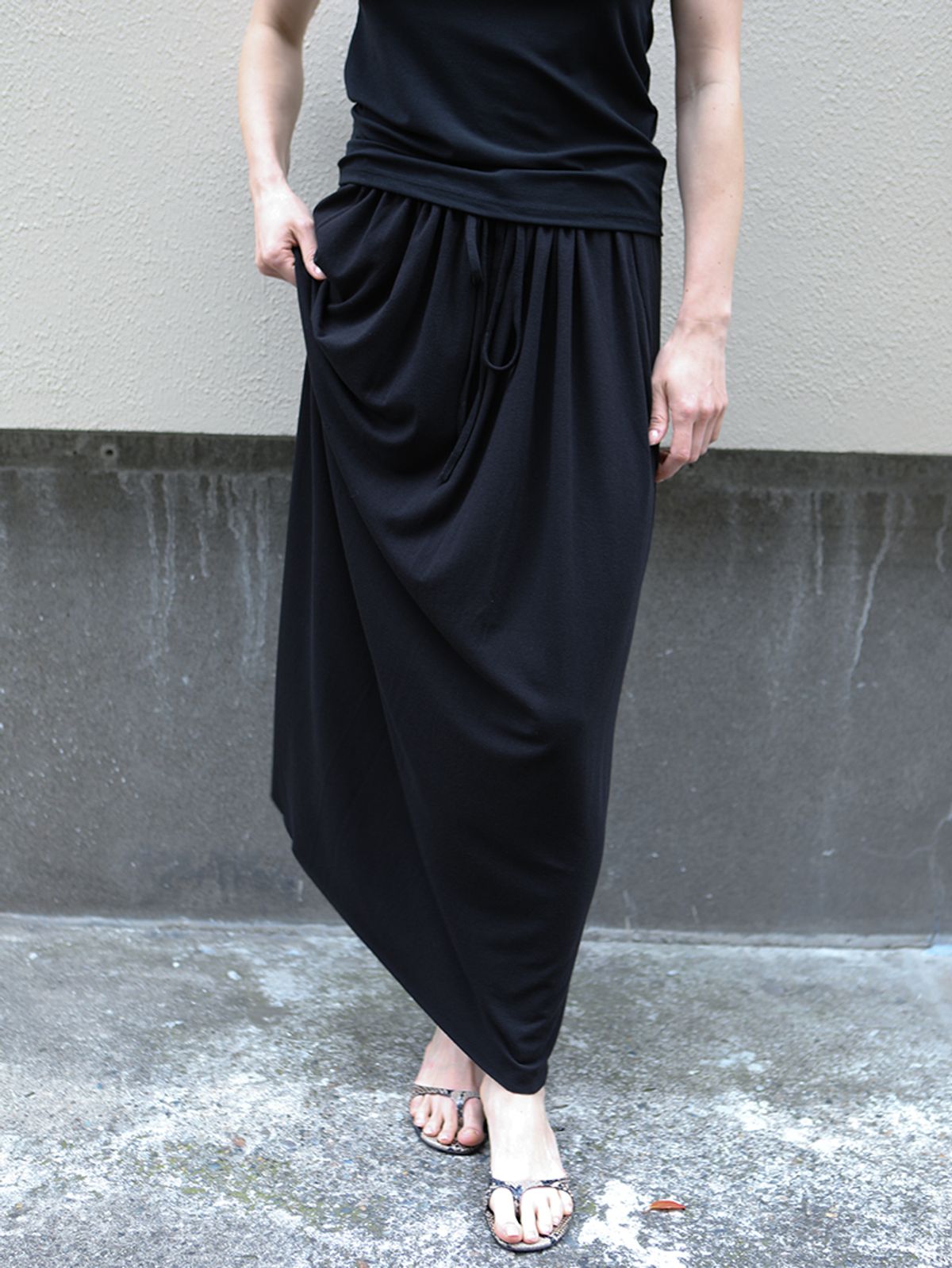 오브헤덴(OPHEDEN) Soft Maxi Skirt (black)