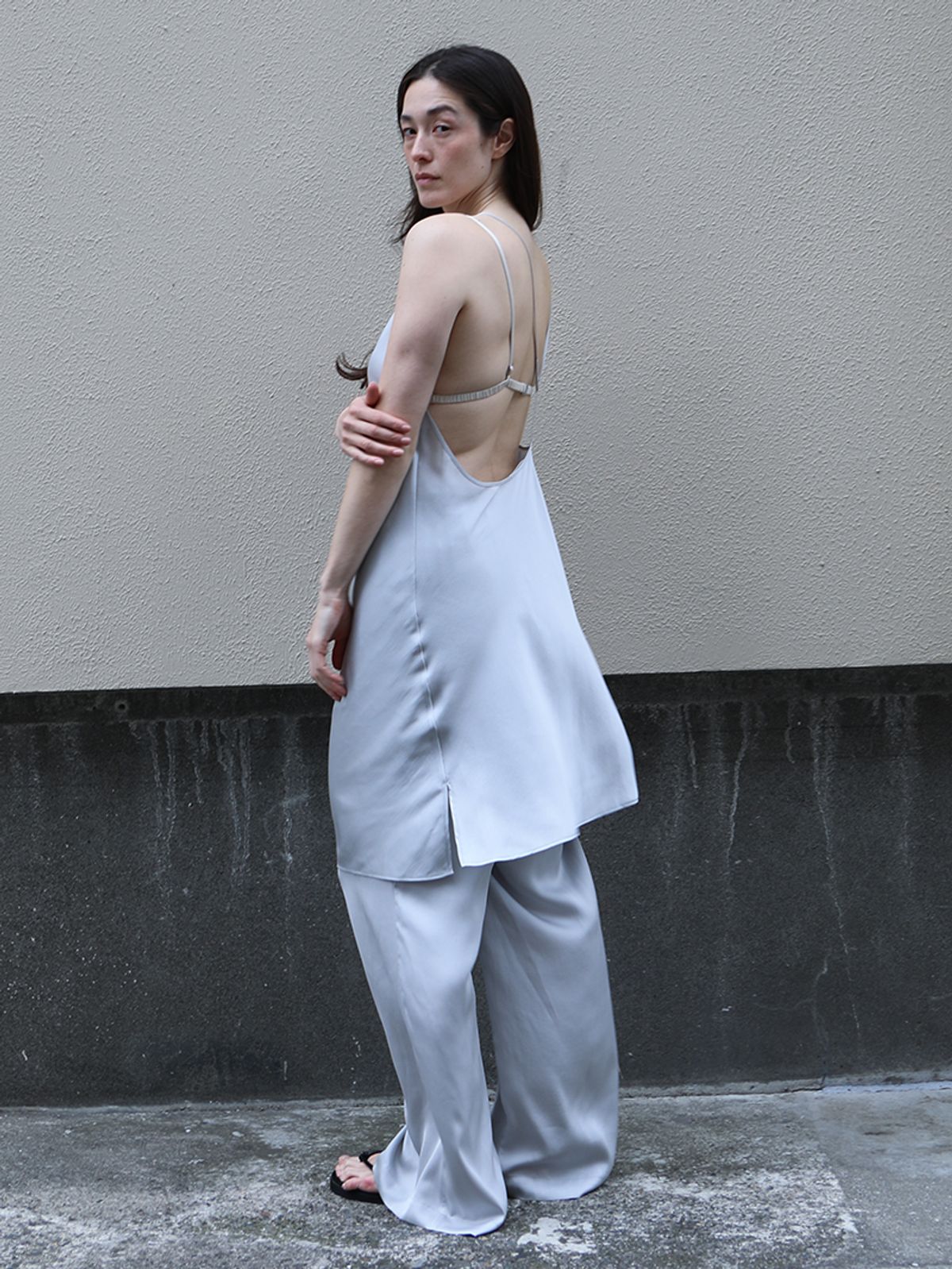 오브헤덴(OPHEDEN) Satin Strap Top (silver)