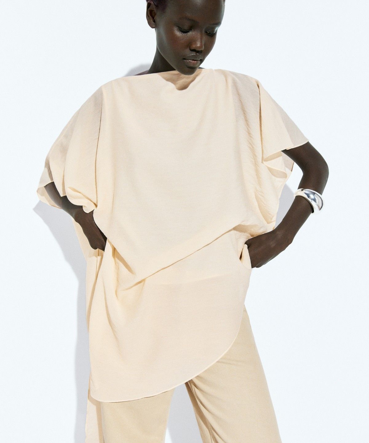 마시모두띠(MASSIMO DUTTI) 플루이드 언밸런스 케이프 블라우스