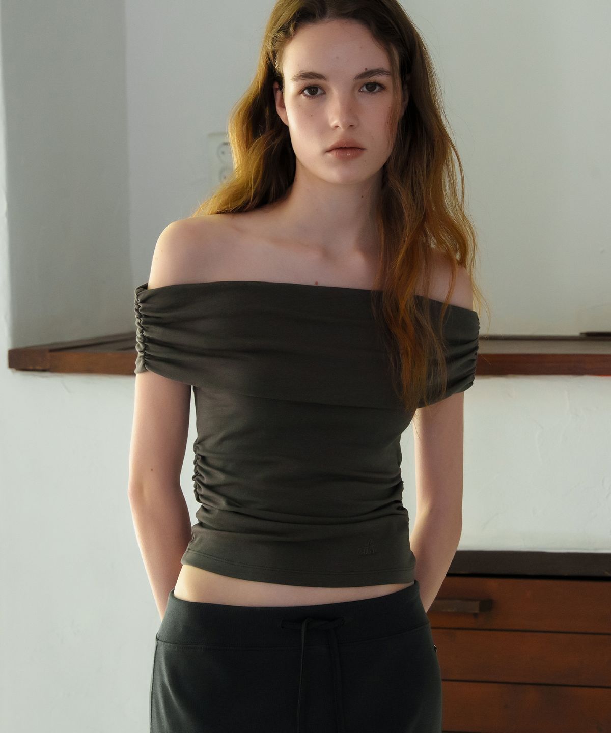 오디에스(ODS) 로지 오프 숄더 티 (차콜)