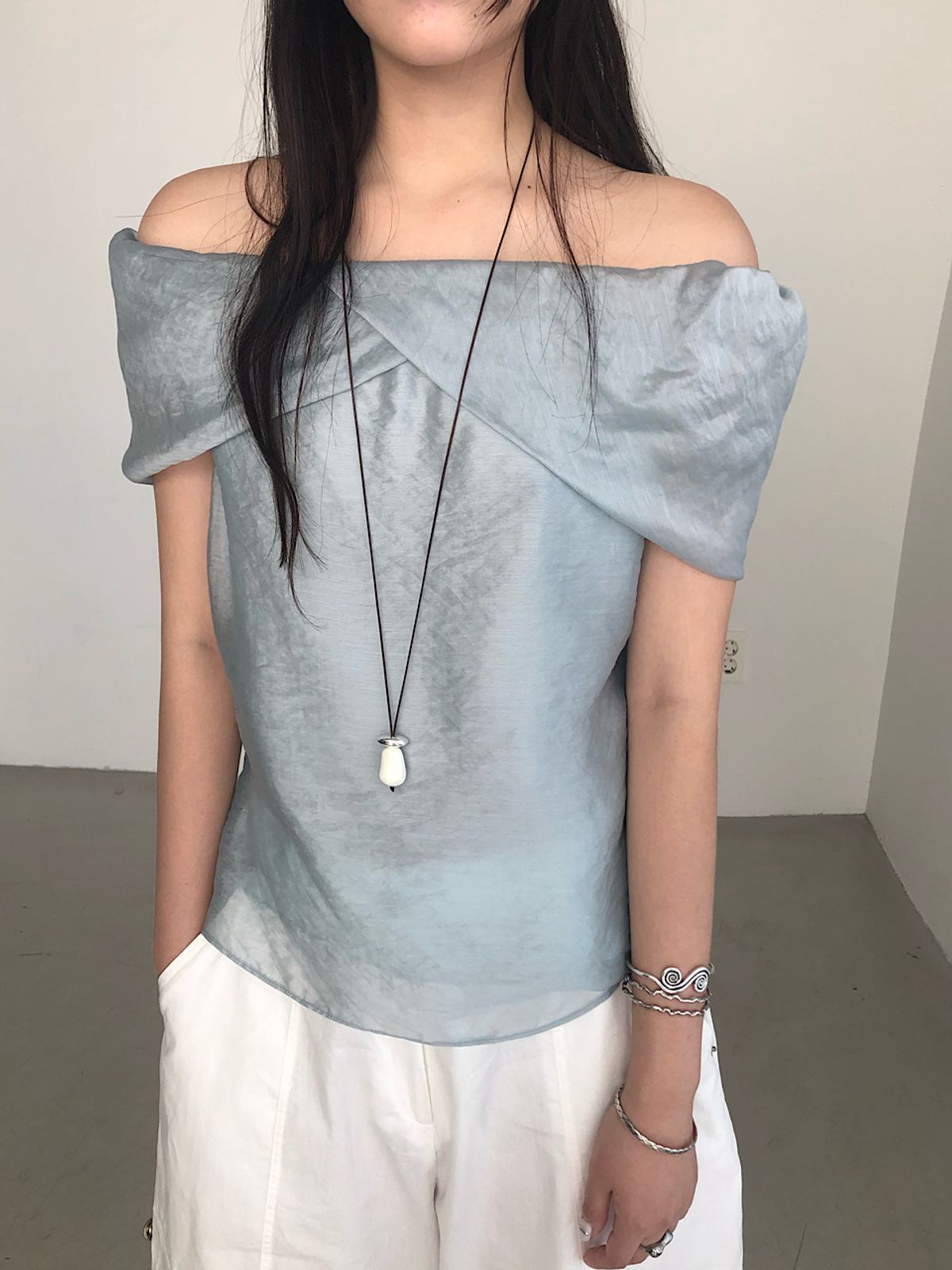 아포엠(APOEM) Tulip Off-Shoulder Blouse (3C)