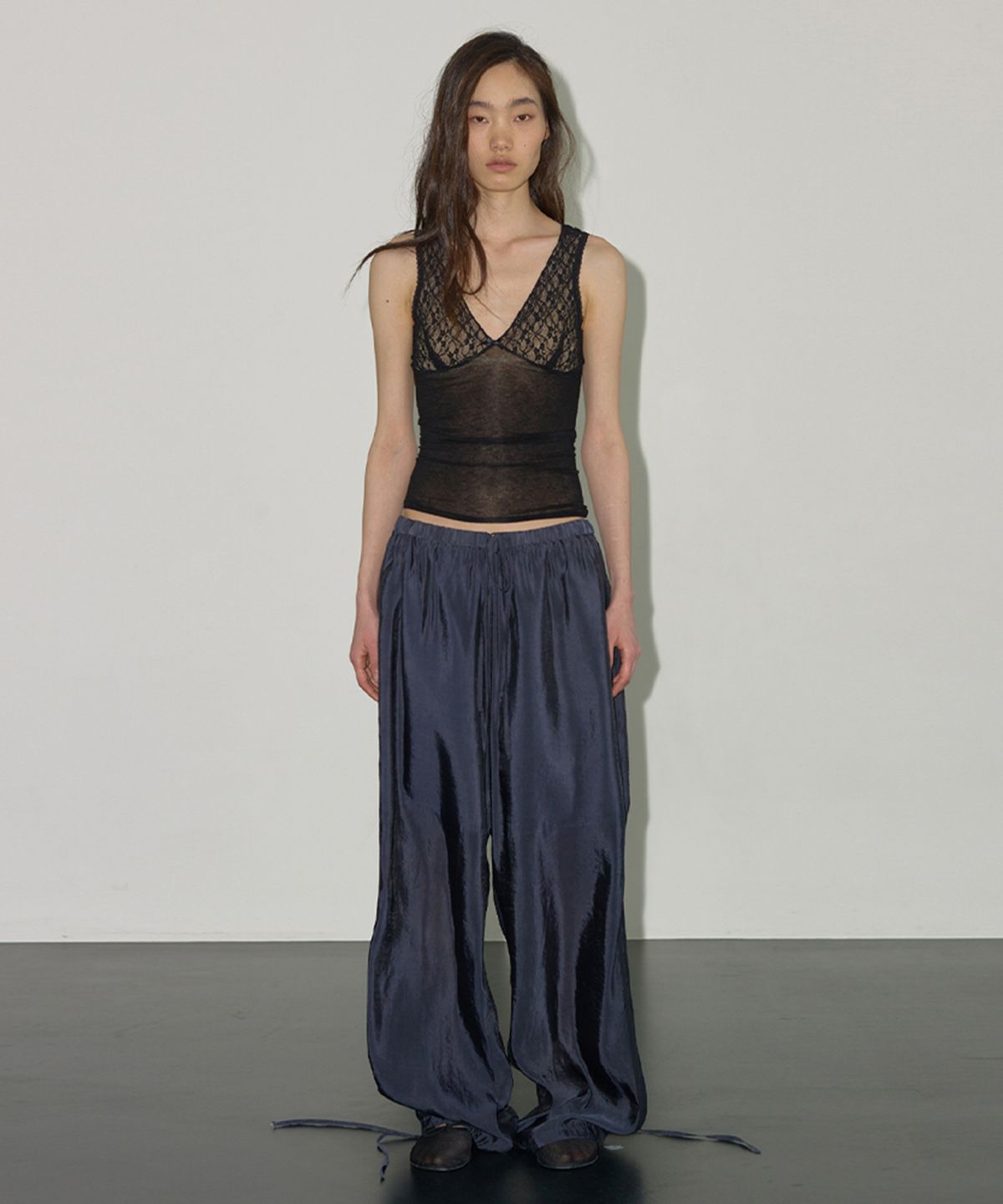 에스이오(s/e/o) DEEP V LACE SLEEVELESS BLACK