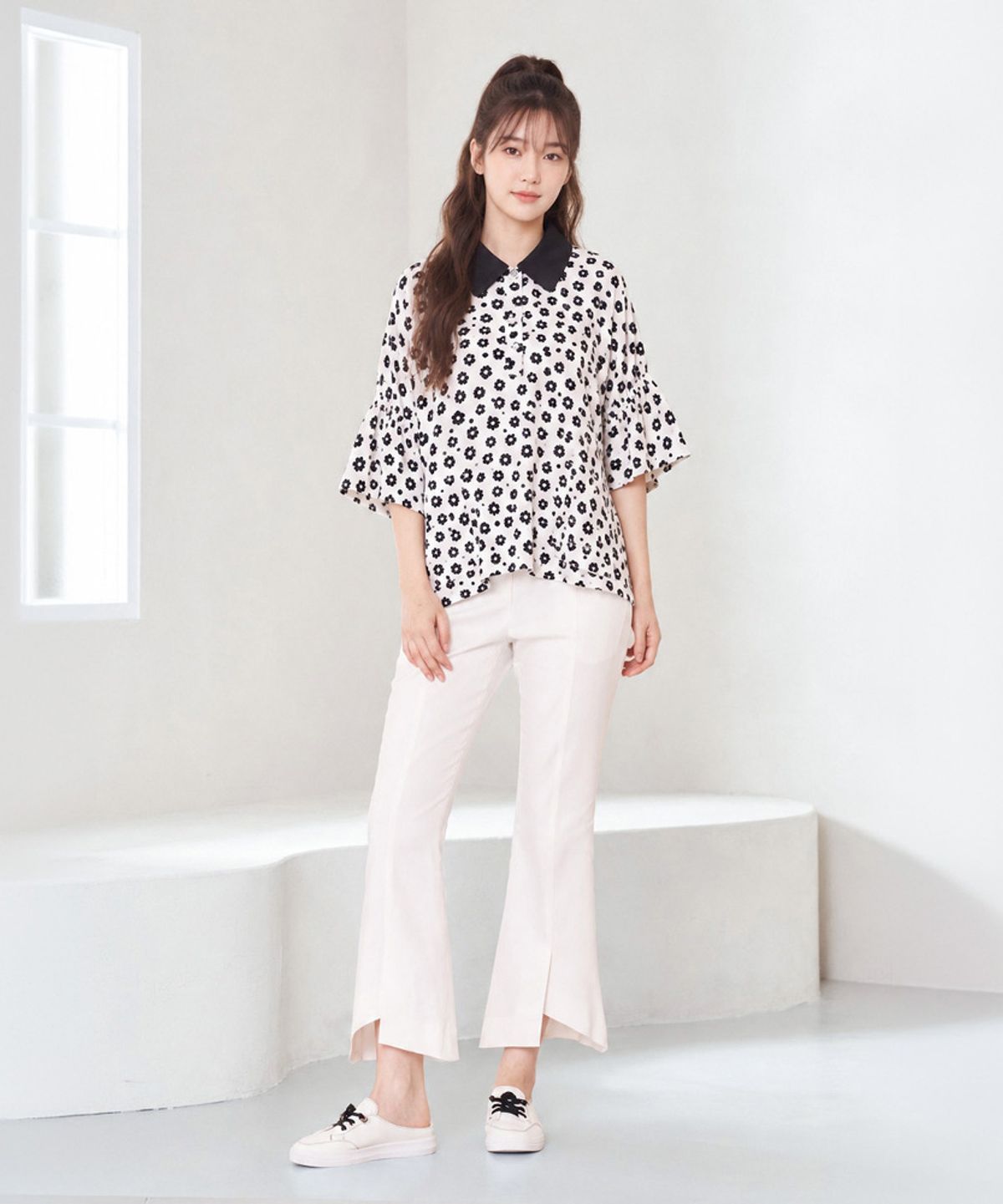 엘바이엘(LBYL) 화이트 플라워 블랙 카라 라그란 블라우스