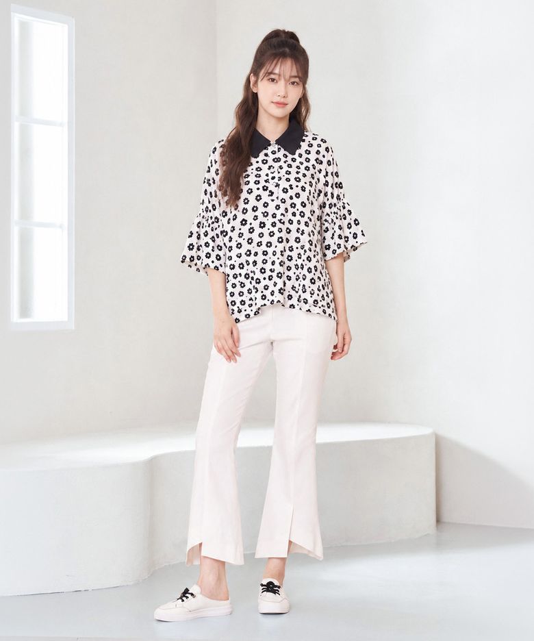 화이트 플라워 블랙 카라 라그란 블라우스