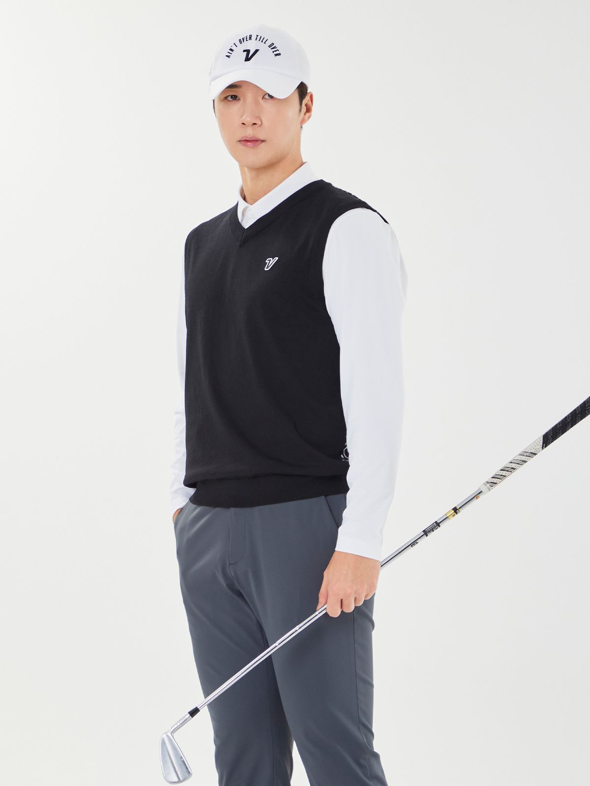 볼빅 골프웨어(VOLVIK GOLFWEAR) 남성 골프 로고 JQD V넥 니트 베스트 VMKVP201_BK