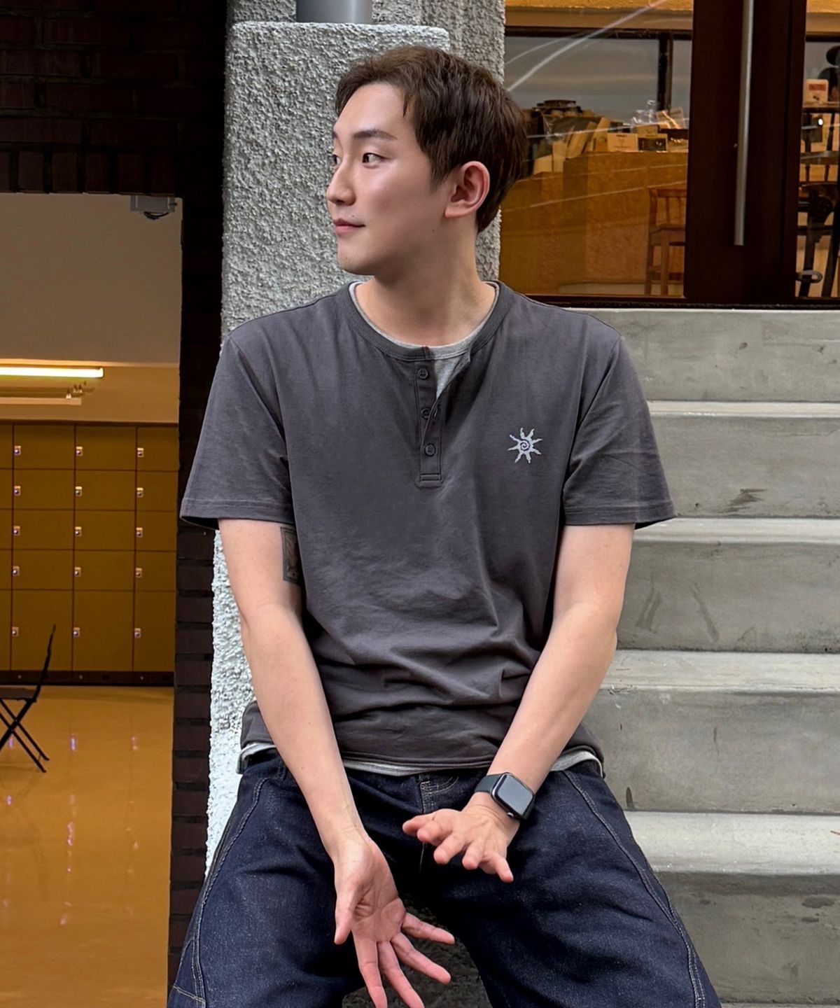 노디(NODI) 코튼 30수 레이어드 헨리넥 반팔 크롭 티셔츠 차콜