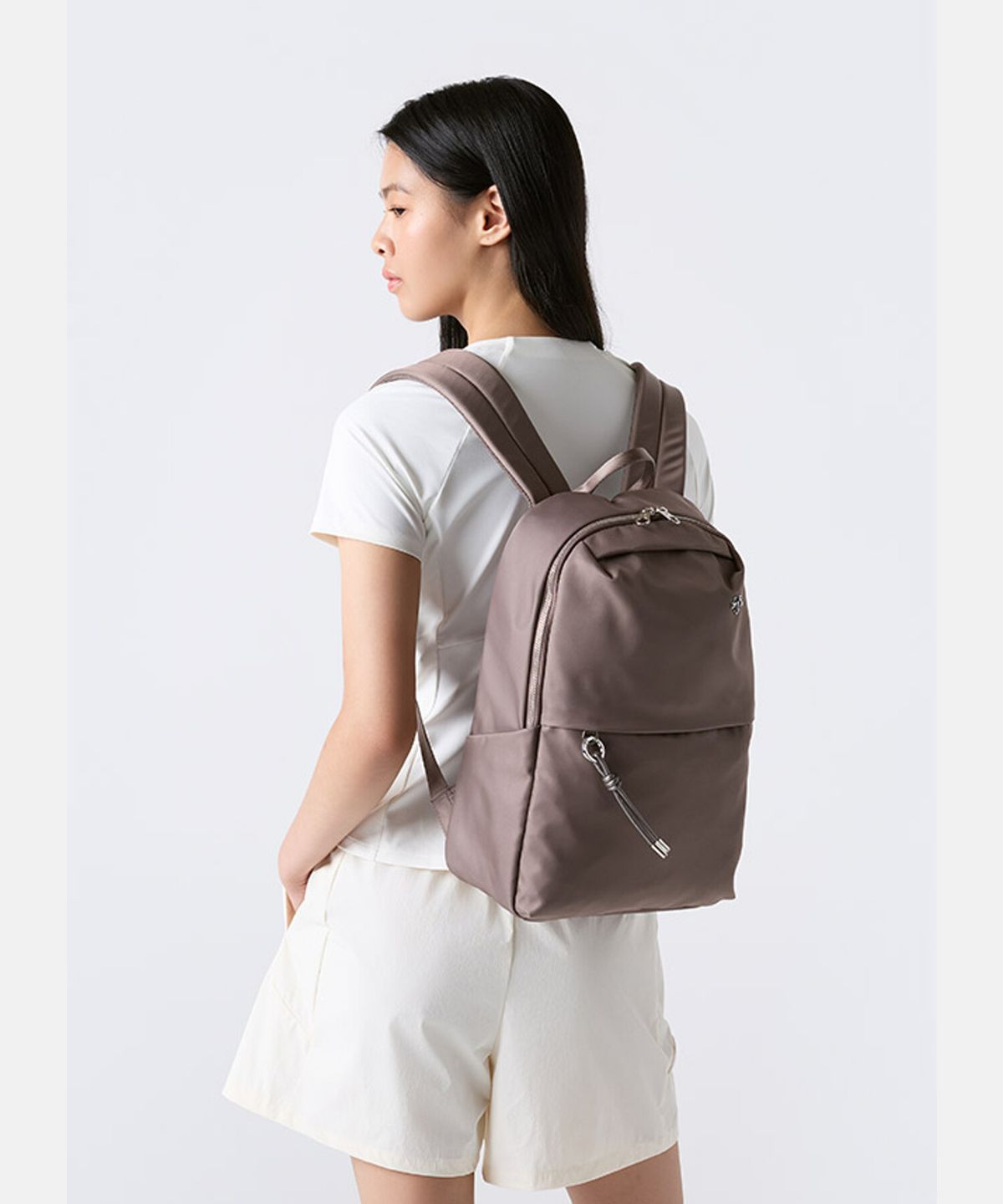 데상트(DESCENTE) 여성 에나멜 백팩 (12L) 베이지 SR322UBP70