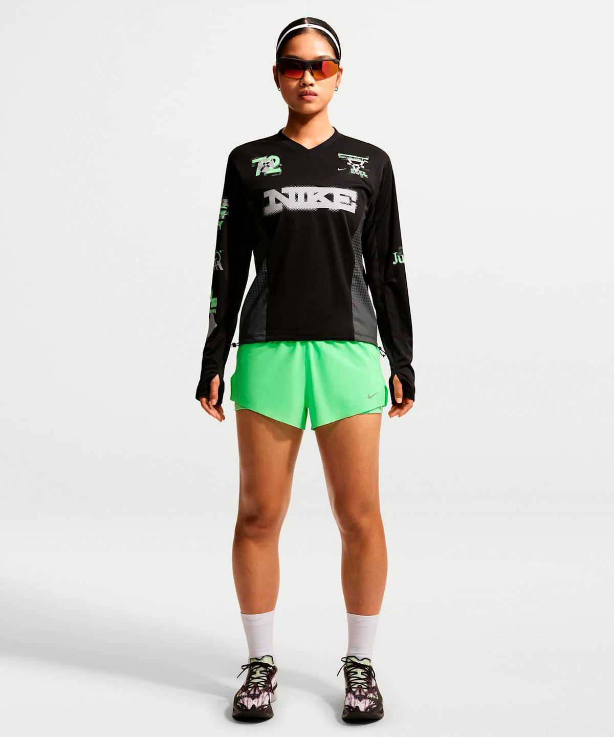 나이키(NIKE) 스위프트 드라이 핏 미드라이즈 투인원 러닝 쇼츠 W - 일루전 그린:큐컴버 캄 / HJ5377-336