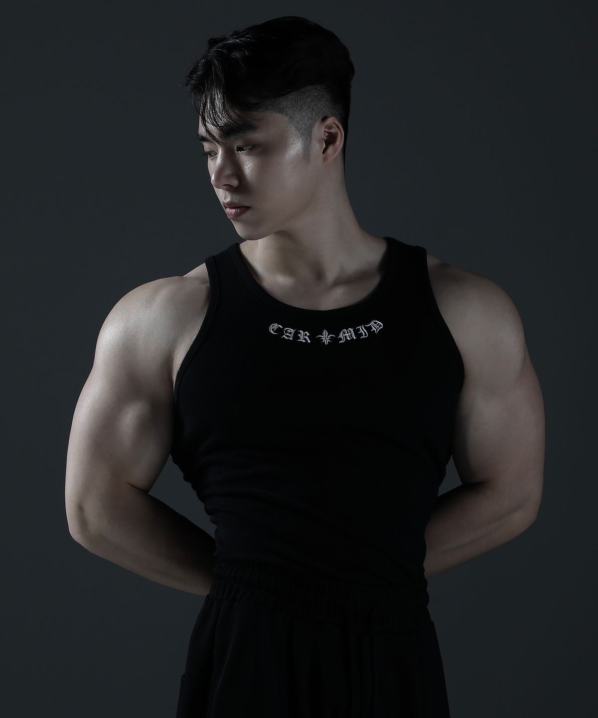 카미드(CARMID) 노블 고딕 문양 슬리브리스 [블랙]