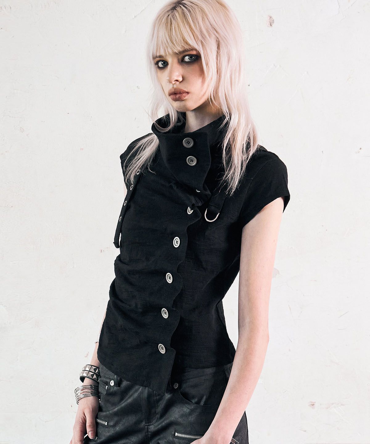 낫노잉(NOTKNOWING) Drape Button Shirring Top (BLACK)