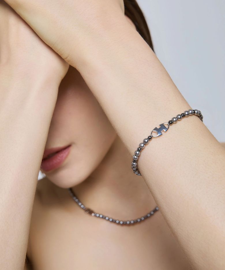 엠블럼 진주 팔찌_그레이 Emblem pearl Bracelet_ Gray