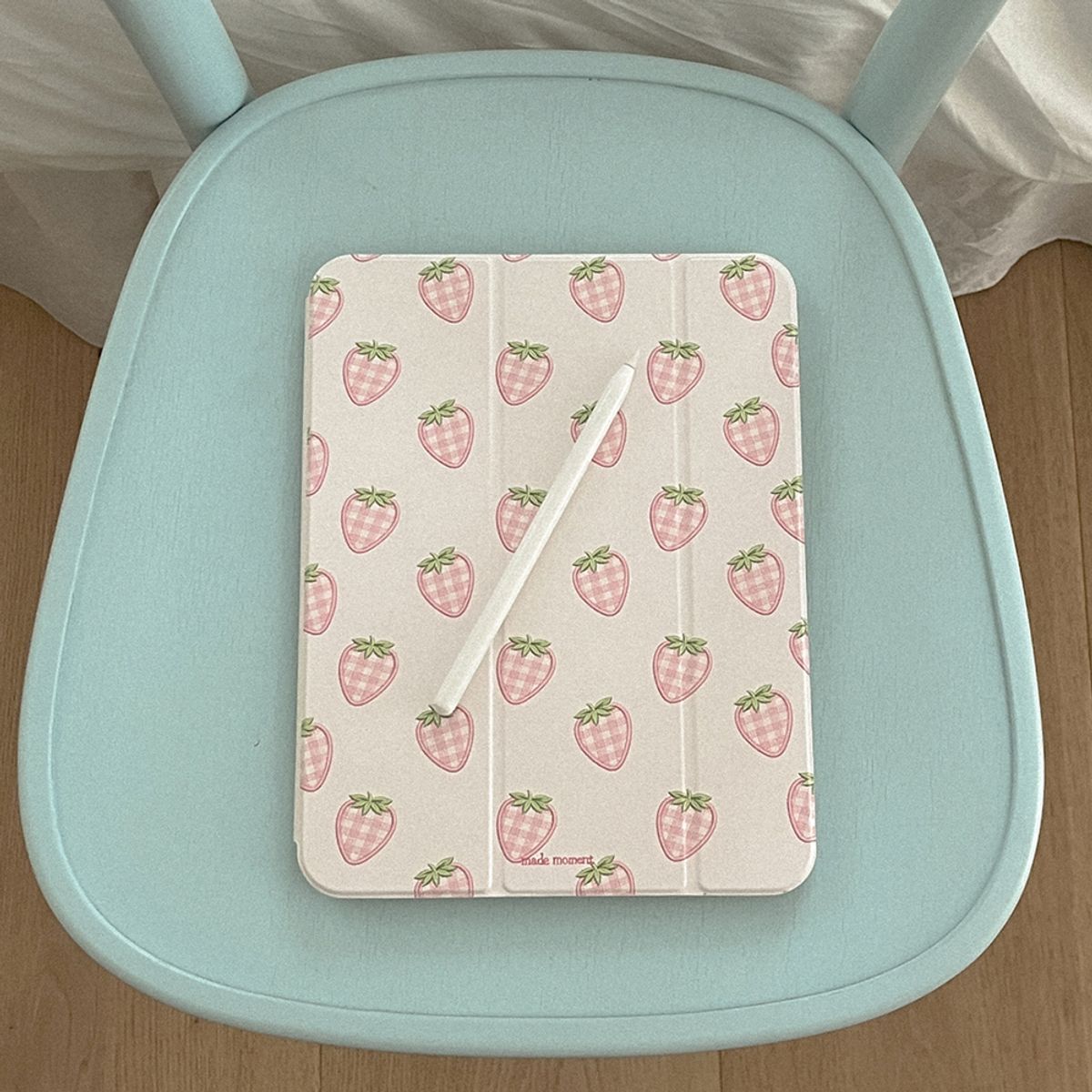 메이드모먼(MADEMOMENT) strawberry picnic 디자인 [아이패드 케이스]