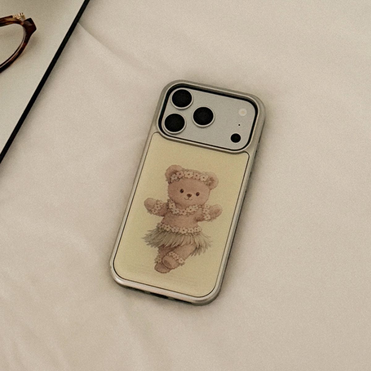 메이드모먼(MADEMOMENT) hula bear 디자인 [실버 에폭시 범퍼케이스]