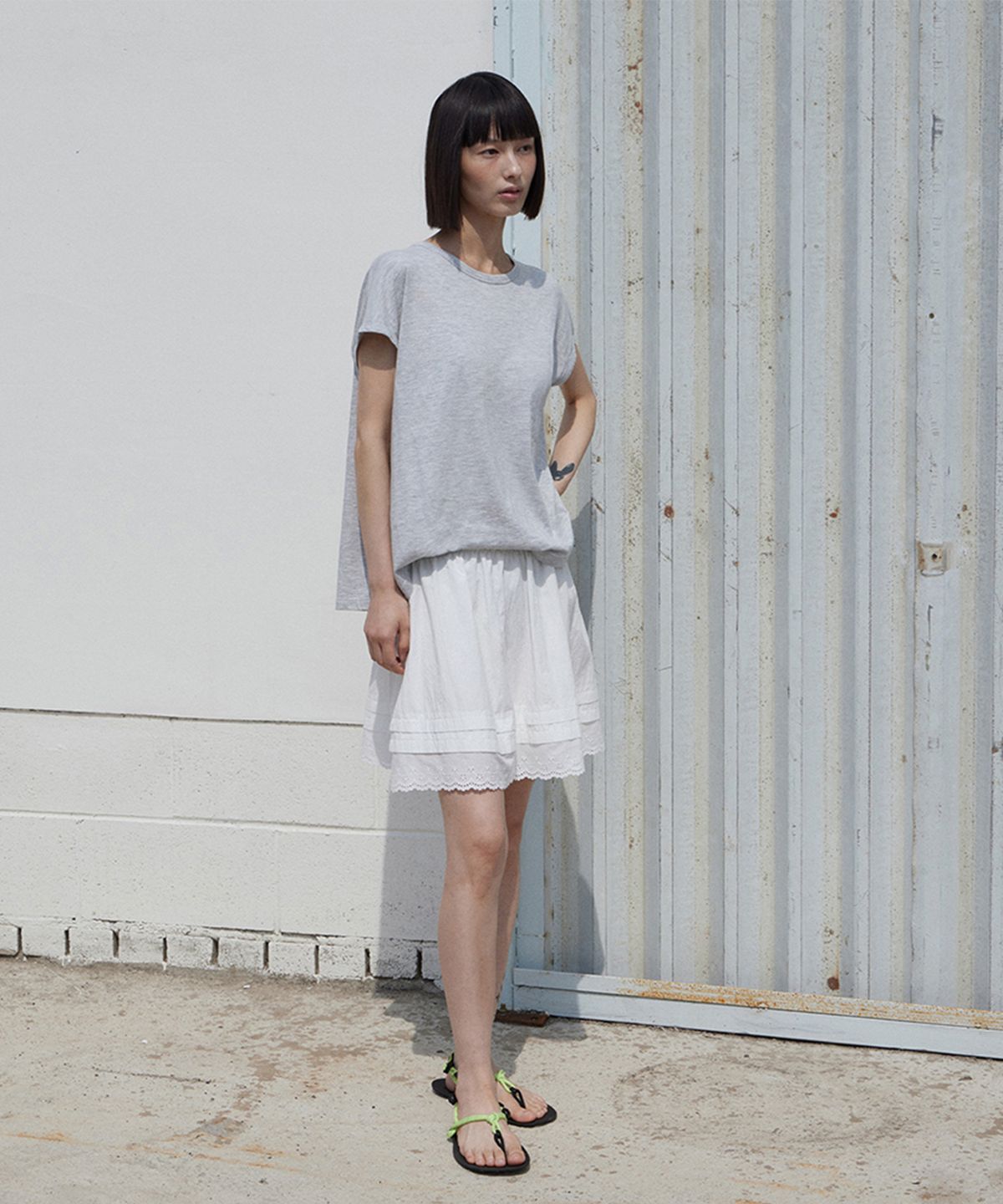 모노크롬(MONOCHROME) [online exclusive] narisha skirt (white)