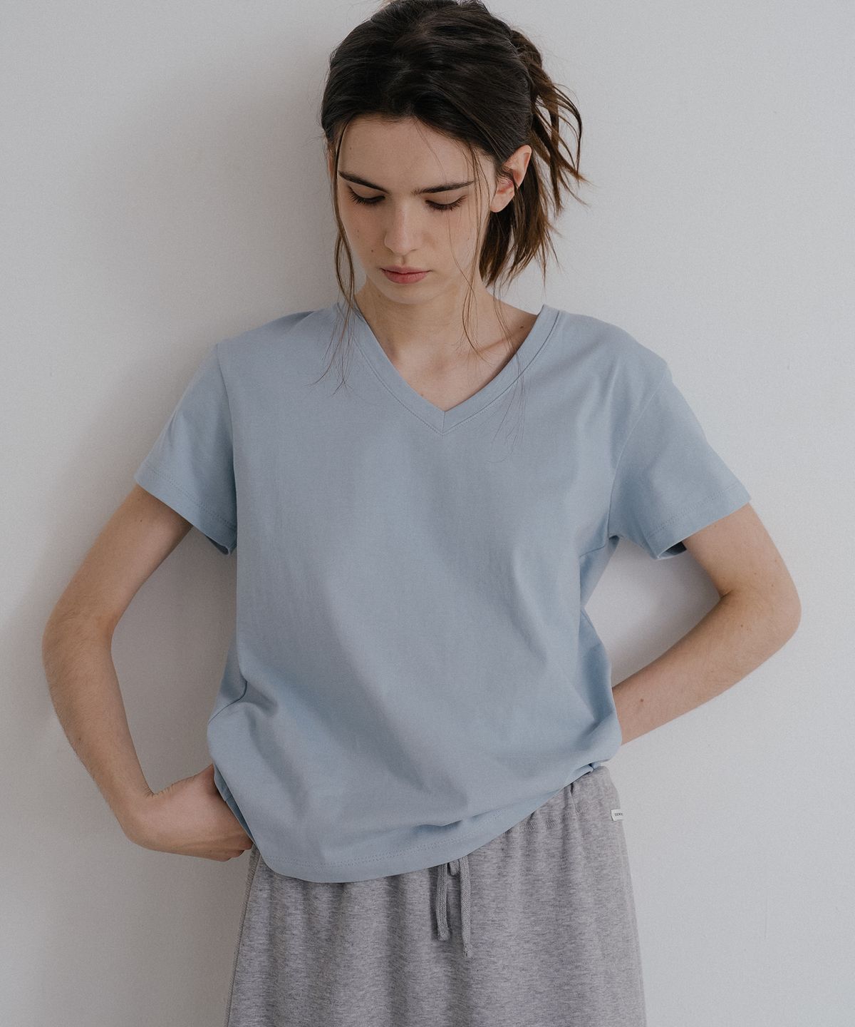 노운베러(KNOWNBETTER) Soft basic v-neck T-shirt [KNSS10TS09]_Sky blue