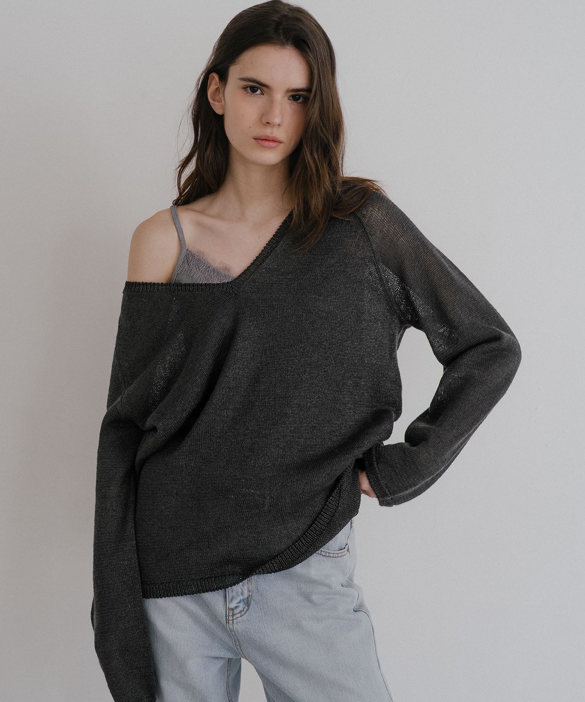 노운베러(KNOWNBETTER) Paper v-neck knit [KNSS10KN04]_Charcoal