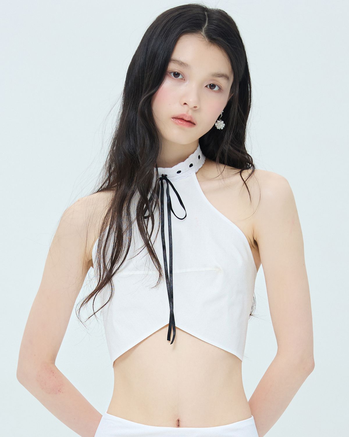 러뷰이(LOVUEE) 리본 인서트 홀터탑 화이트