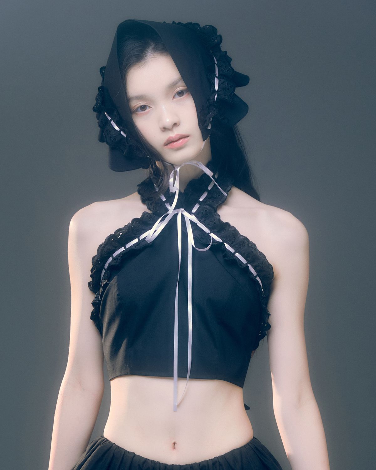 러뷰이(LOVUEE) 앙글레즈 홀터탑 블랙