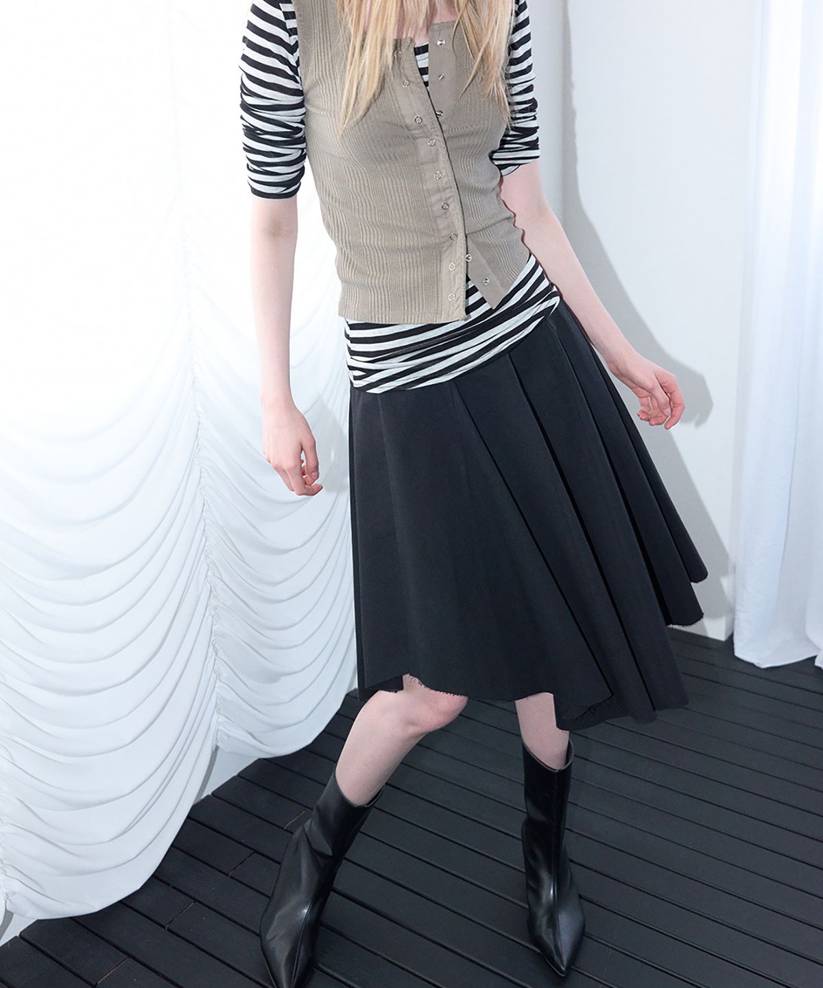 우네씬(UUNE SCENE) Asymmetric Cutting Midi Skirt_Black
