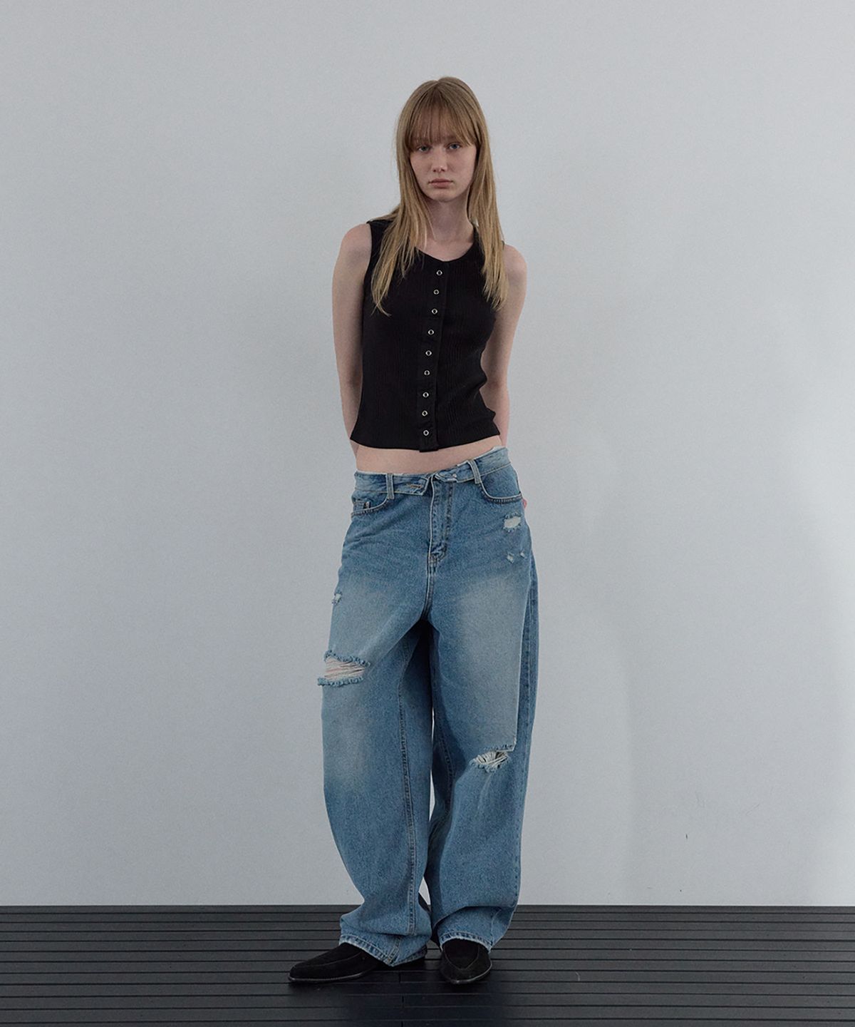우네씬(UUNE SCENE) Fold-over Waist Distressed Denim Pants