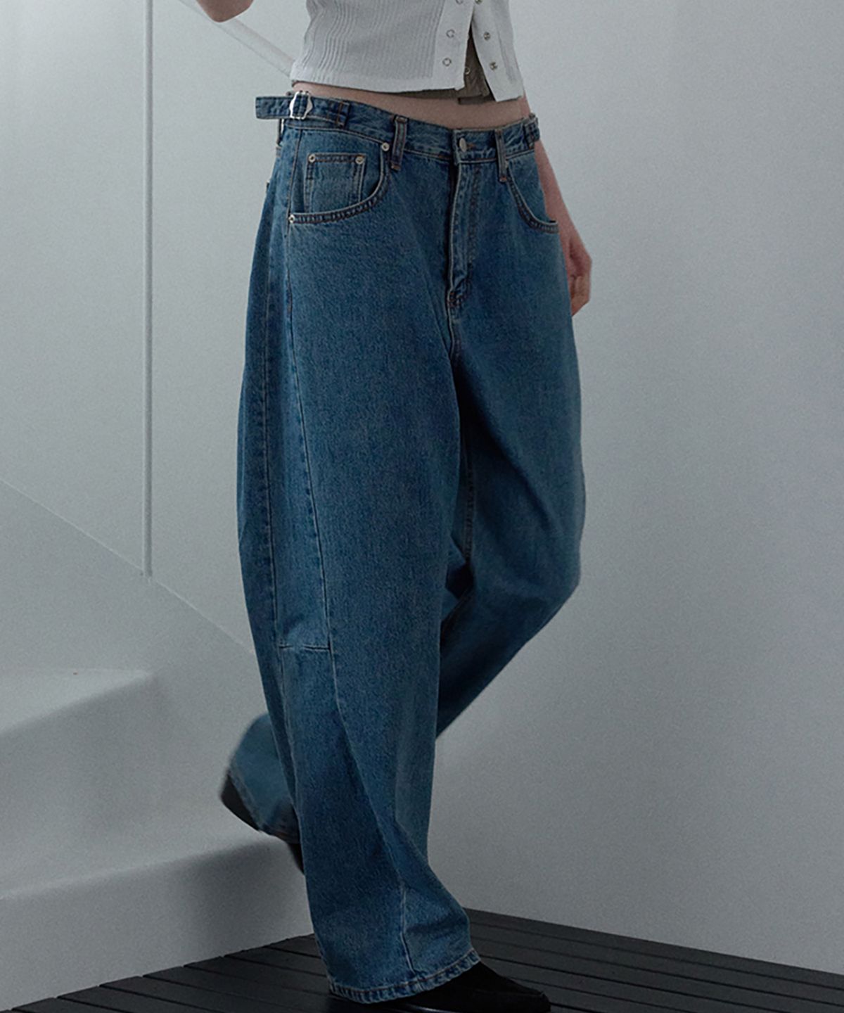 우네씬(UUNE SCENE) Side Strap Denim Pants