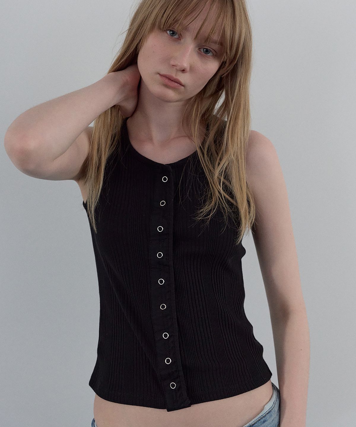 우네씬(UUNE SCENE) Snap Button Sleeveles_Black