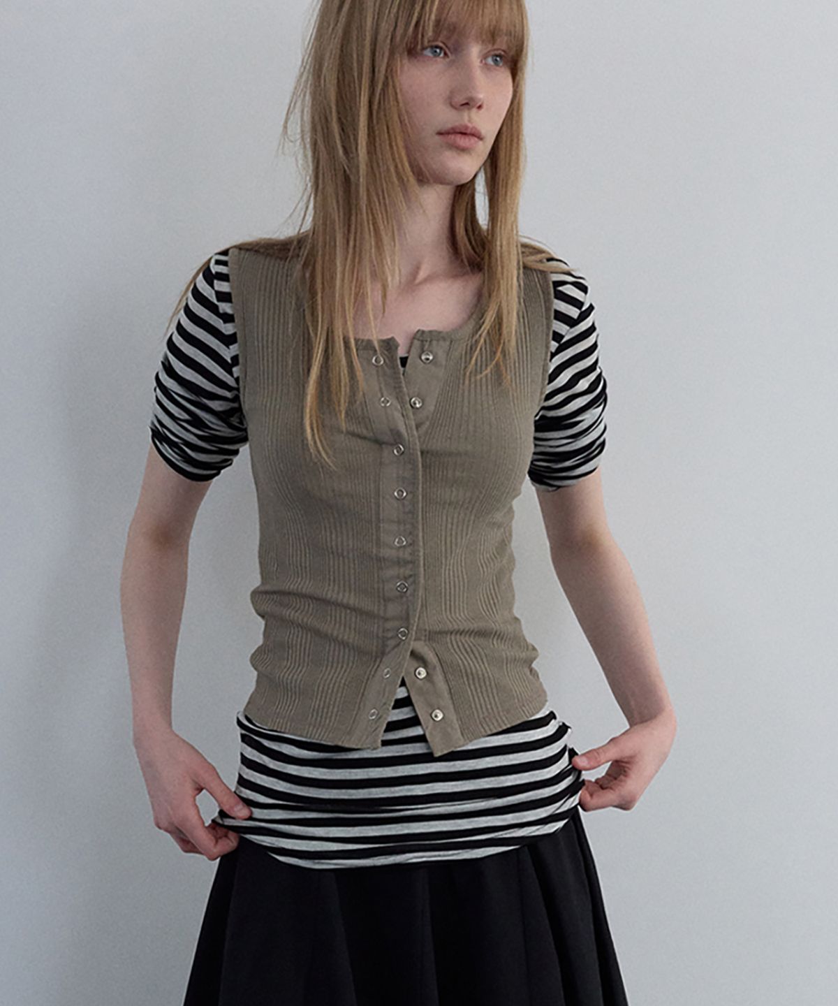 우네씬(UUNE SCENE) Snap Button Sleeveles_Mocha